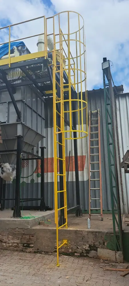 Escada marinheiro com plataforma de acesso ao topo do equipamento