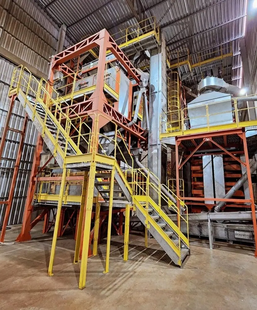 Escada industrial de acesso