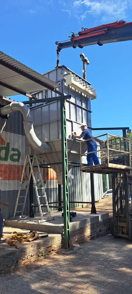 Equipe da GW Rotores montando um filtro de manga com auxílio de guindaste