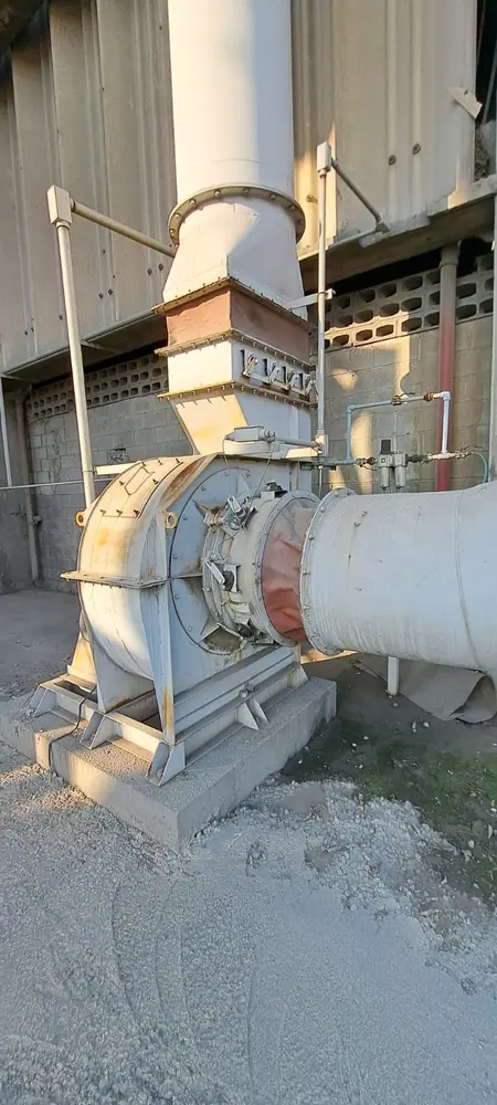 Exaustor centrífugo instalado em área externa com dutos e chaminé