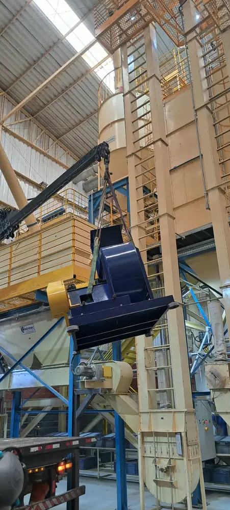 Içamento de exaustor com guindaste para instalação em fábrica