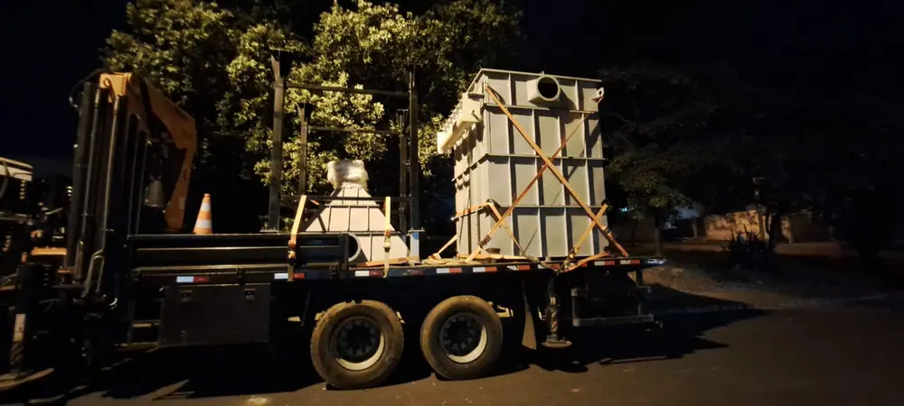 Filtro de manga e estrutura carregados em caminhão para entrega