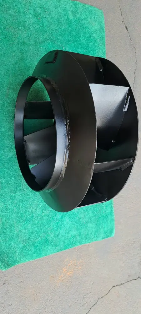 Rotor centrífugo de pás curvadas com pintura de acabamento