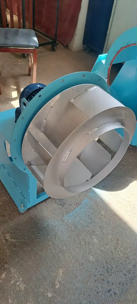 Rotor centrífugo montado na carcaça do exaustor