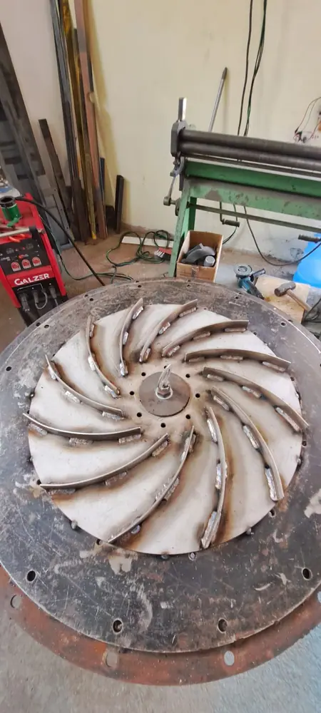 Rotor com pás soldadas ao disco em fabricação na caldeiraria